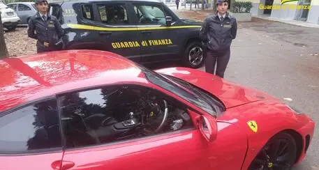 Trasforma una Toyota in Ferrari: denunciato un 26enne di Asti