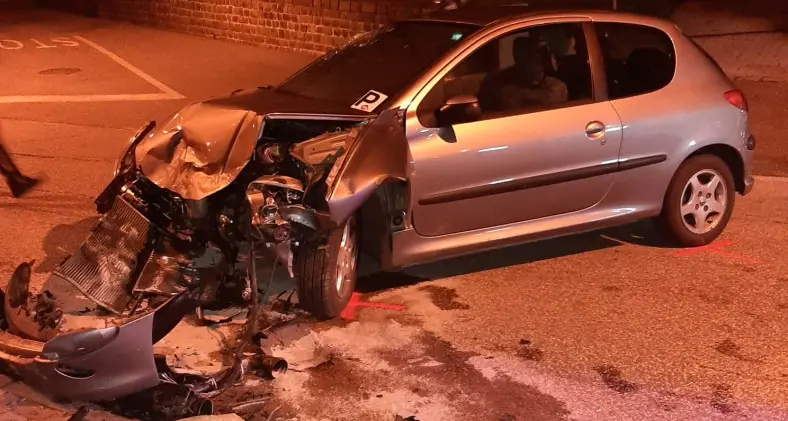 Incidente a mezzanotte: due auto distrutte e due feriti a Campodenno