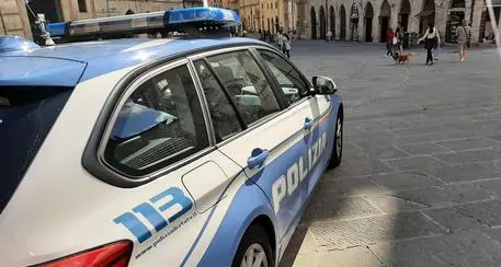 Friuli: supera la pattuglia della polizia in autostrada, alla guida un 14enne. Con lui i genitori