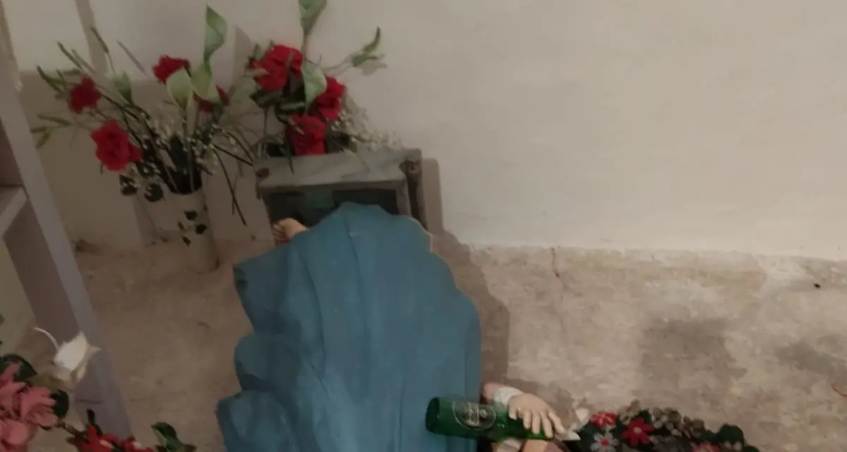 Fondo, vandali distruggono la statua di Santa Lucia e le mettono in mano una birra
