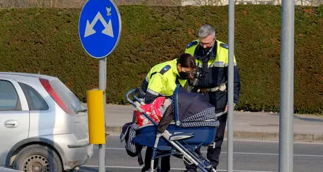 Un’auto travolge una carrozzina sulle strisce, morto neonato