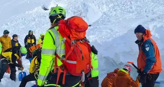 Dolomiti, una valanga travolge un gruppo di escursionisti: 2 non ce l'hanno fatta