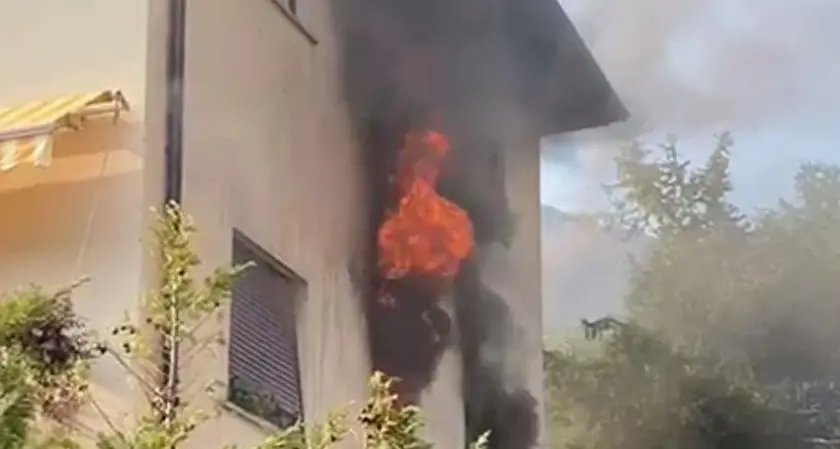 Padergnone: prende fuoco un appartamento, intervento di spegnimento del rogo in corso