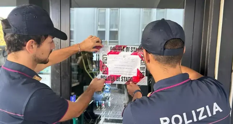 Avverte gli avventori dell'arrivo della polizia: licenza sospesa a un bar alla Portela