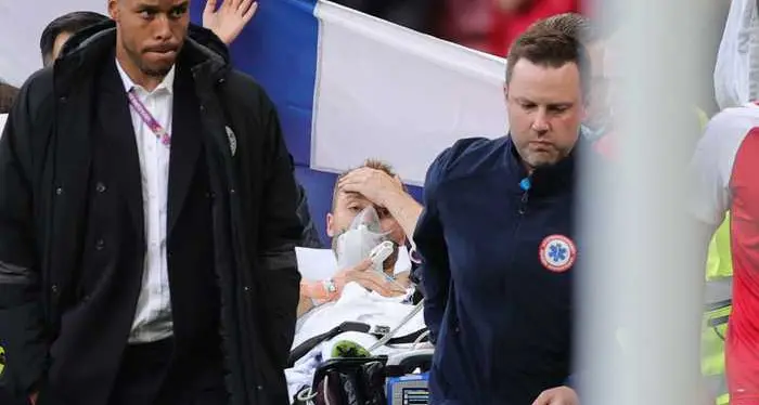 Dramma in campo per Christian Eriksen, la Federazione danese: “È sveglio, sta meglio”