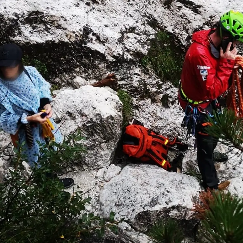 Escursione in montagna per chiedere alla sua ragazza di spostarlo, poi restano bloccati