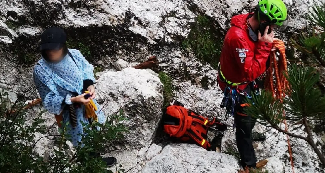 Escursione in montagna per chiedere alla sua ragazza di spostarlo, poi restano bloccati