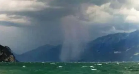Nubifragio sull'Alto Garda: paura e danni per il \"tornado\", da Torbole a Riva vento fortissimo e acqua