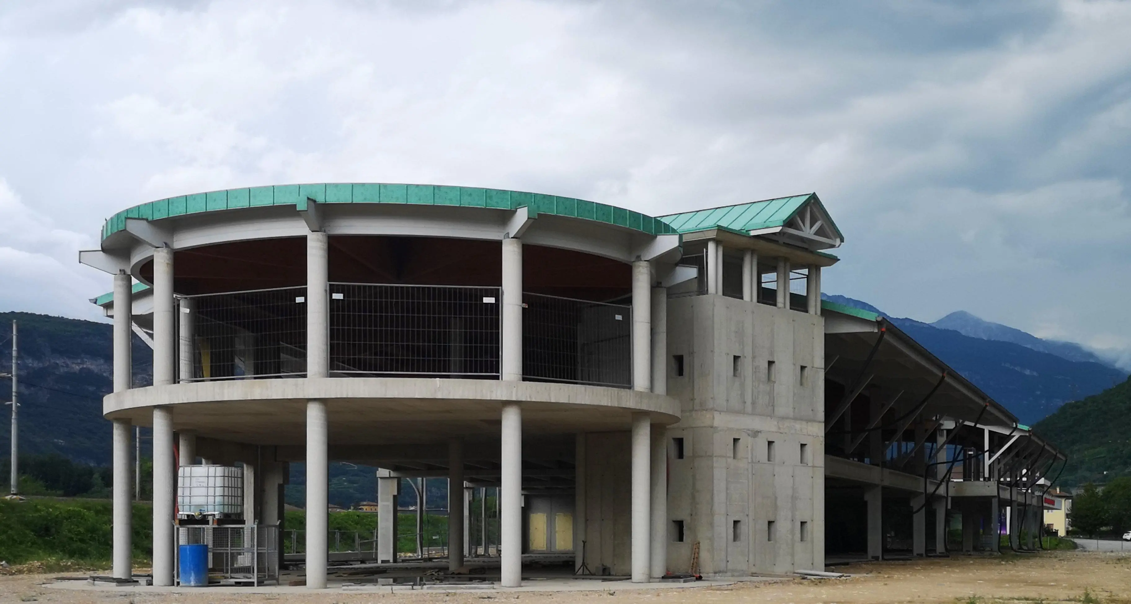 Addio all’ecomostro di Serravalle, al suo posto sorgerà una fabbrica