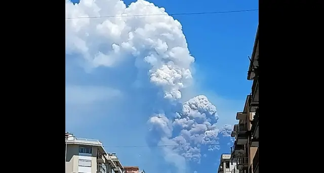 Etna: intensa attività dal Sud-Est, emessa alta nube eruttiva