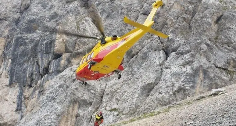 Cade in parete per 5 metri: ragazza di 20 anni incosciente