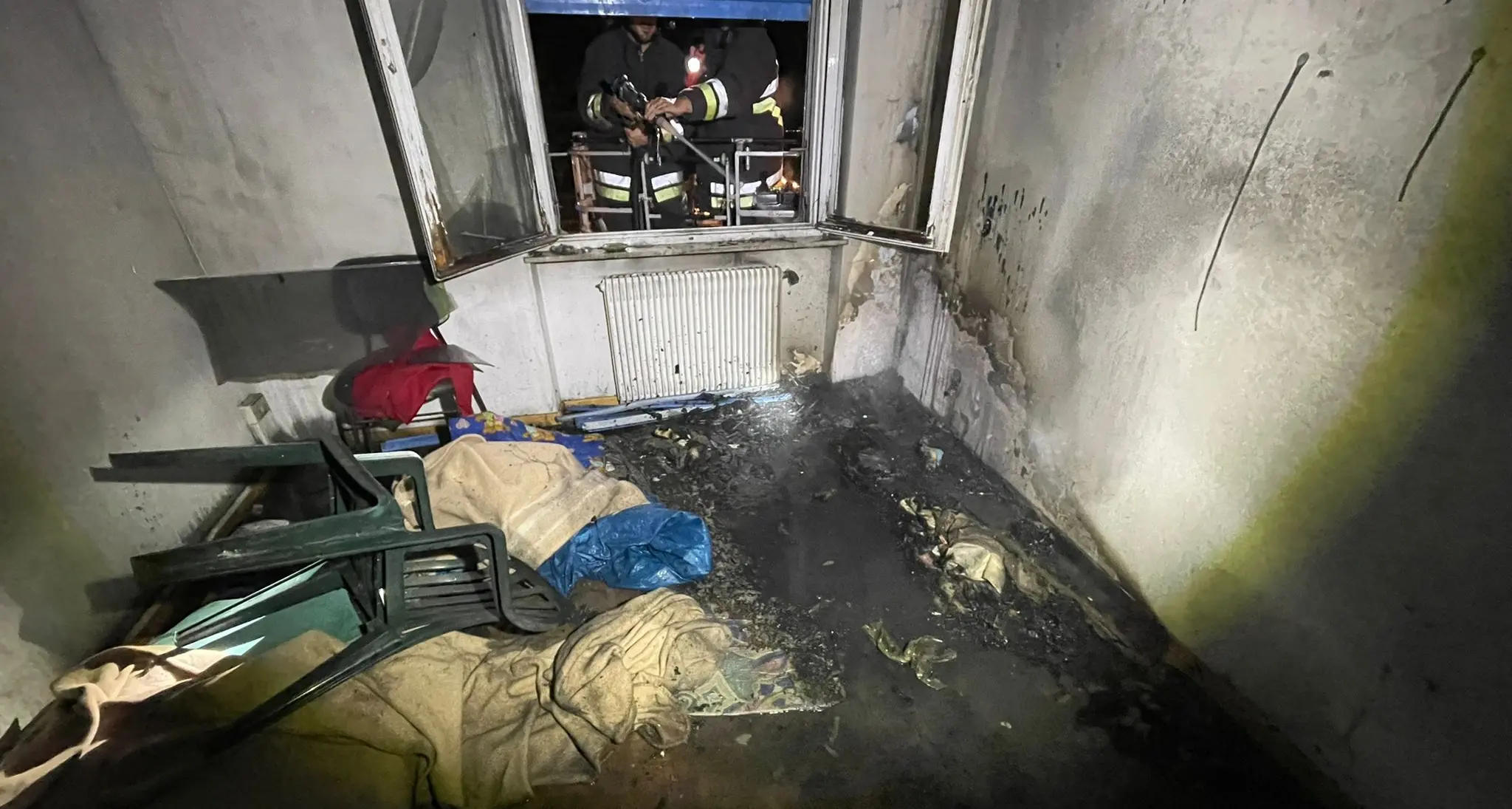 Fiamme nella «casa dei senzatetto» di Rovereto: il rogo alle 21 nella casa abbandonata di via Abetone