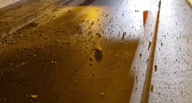 Ancora problemi alla galleria Dom fra Riva e Ledro: cadono calcinacci, senso unico alternato