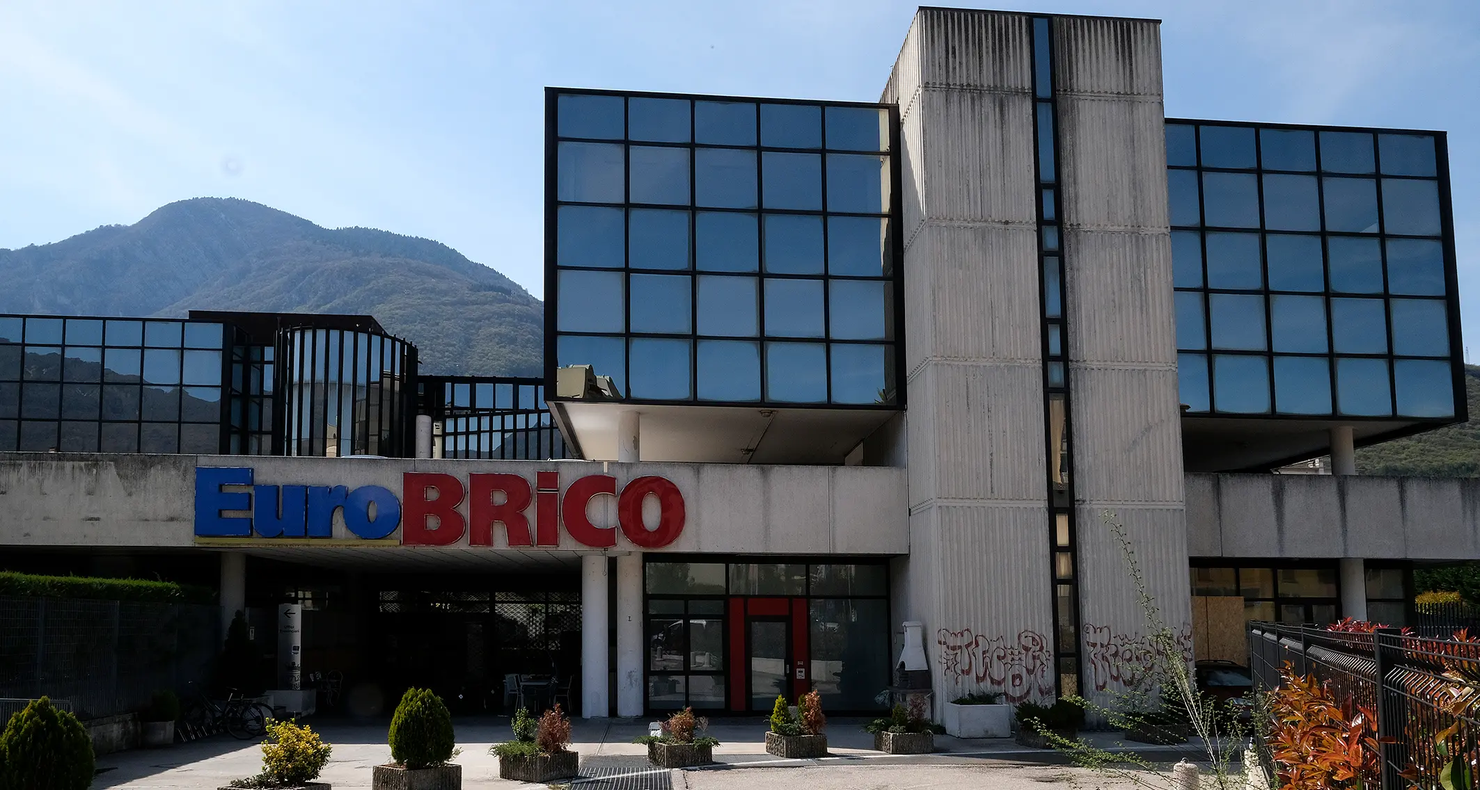 Si ristruttura il palazzo, chiude il Brico di San Pio X (perché lì verrà l’Istituto d’Arte Vittoria)