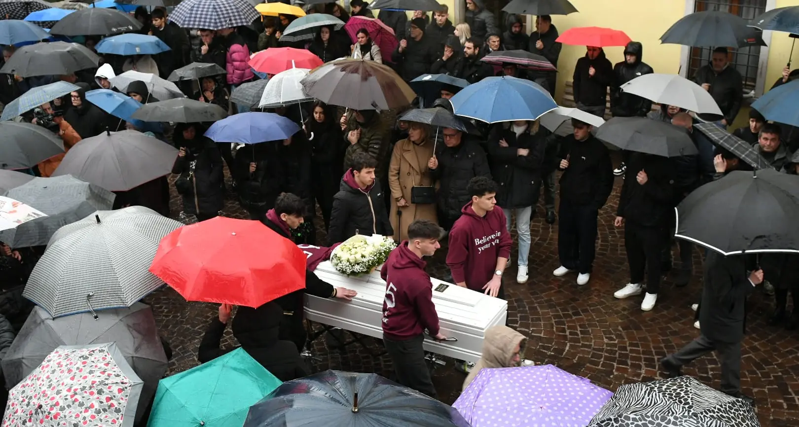 Il dolore, il perdono: le parole del papà di Sara Piffer al funerale, e quel giuramento davanti alla figlia morta