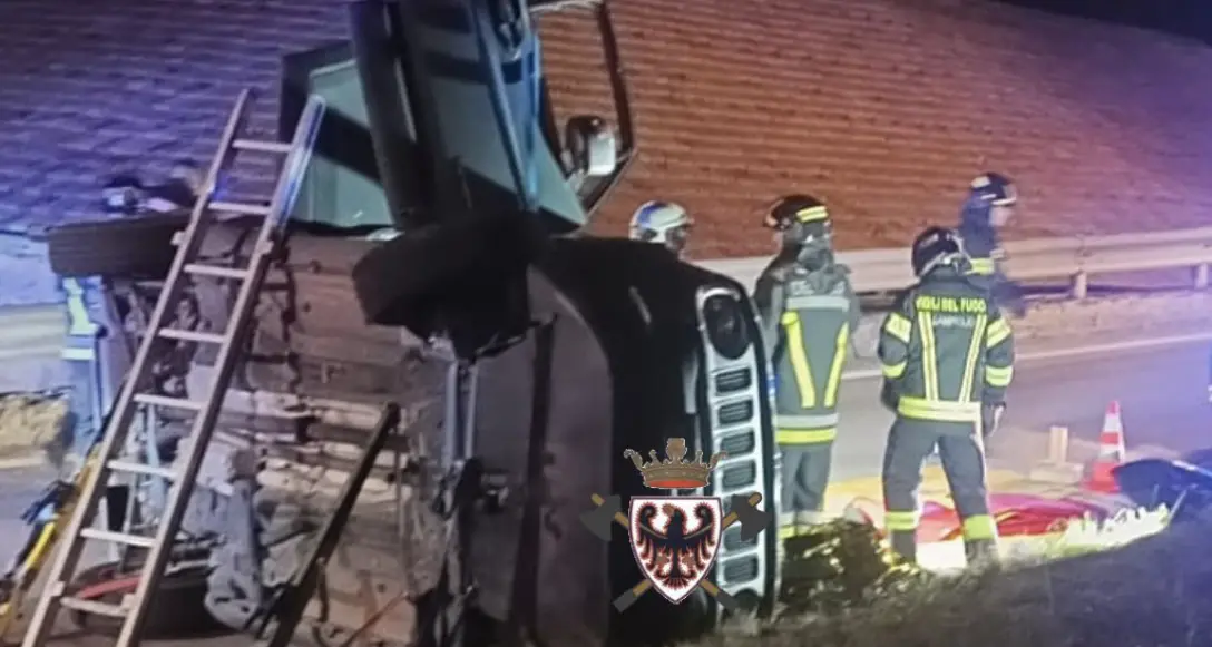 Auto si ribalta a Palù, conducente libero dai vigili del fuoco con le pinze idrauliche