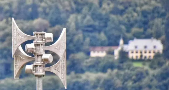 L'Alto Adige sospende la \"prova\" settimanale delle sirene: «i profughi soffrono». A Rovereto invece stanno ancora discutendo