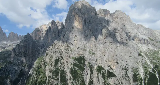 Due alpinisti colpiti da una scarica di sassi sulle Pale di San Martino: gravissimi al Santa Chiara