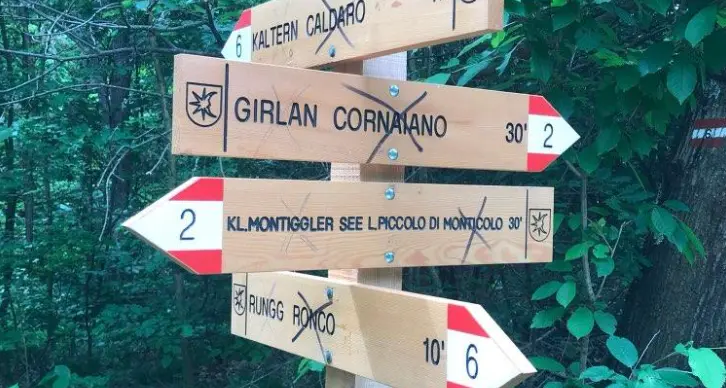 Cancellati i nomi italiani dai cartelli del Cai in montagna: polemiche in Alto Adige, la sezione di Laives protesta