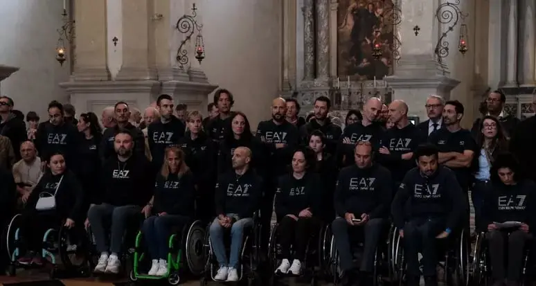 Funerali di Zanardi, in migliaia a Padova. L’amico don Marco: “La morte si è presa il corpo, ma l’anima le è sfuggita”