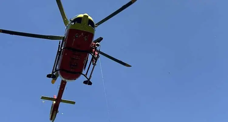 Tesero: ciclista urta una donna con il passeggino, sul posto anche l’elicottero