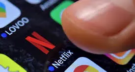 Scattano gli aumenti dei prezzi di Netflix: ecco quanto si pagherà in più