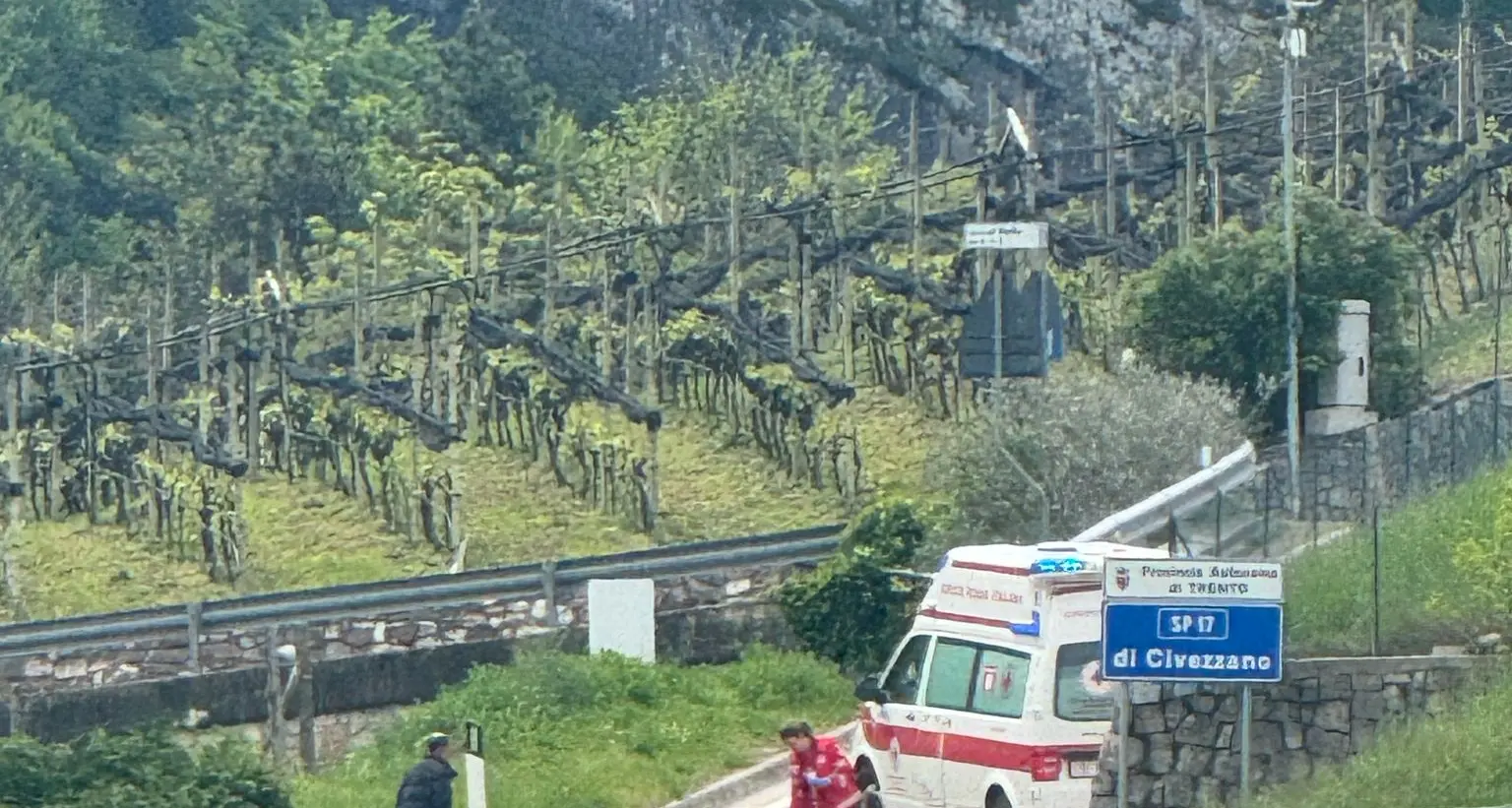 Una donna cade in bicicletta nei pressi di Civezzano: portata in codice rosso al Santa Chiara