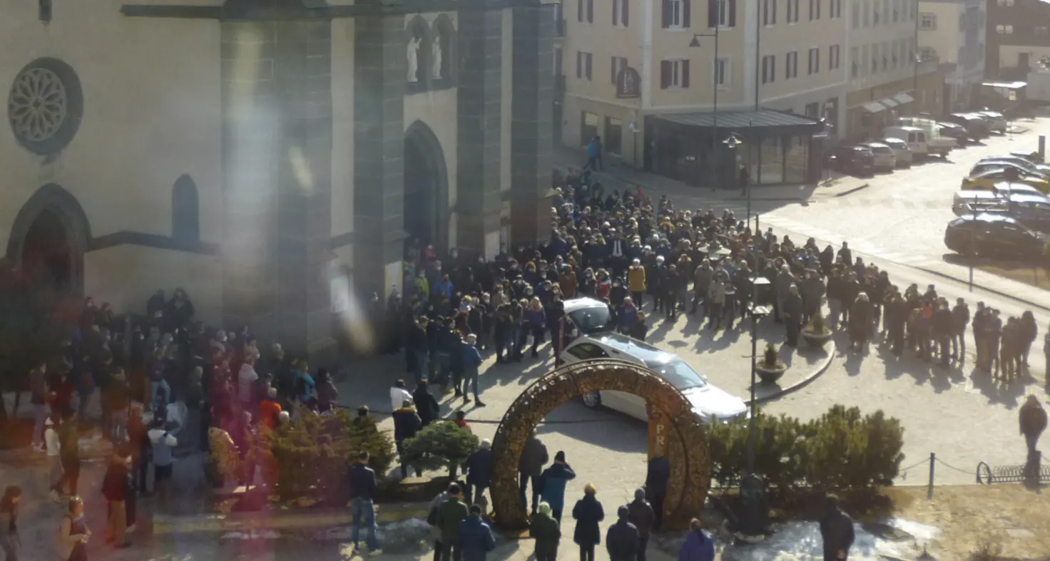 L’ultimo straziante saluto a Walter Guadagnini, il boscaiolo di 22 anni morto mentre lavorava