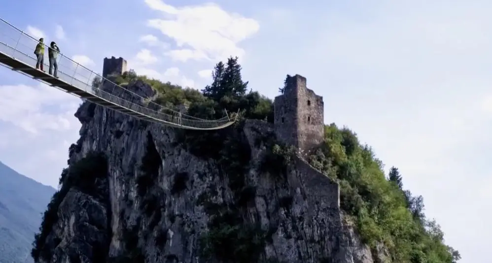 Vade retro ponte tibetano: polemiche ad Arco per la fune fra Colodri e castello