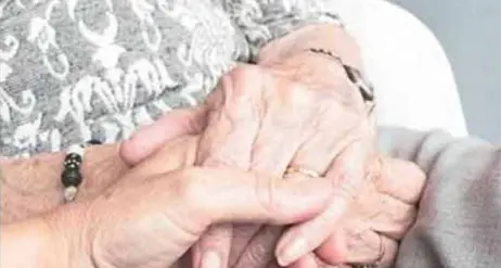 Retta gratuita in casa di riposo per una donna con Alzheimer