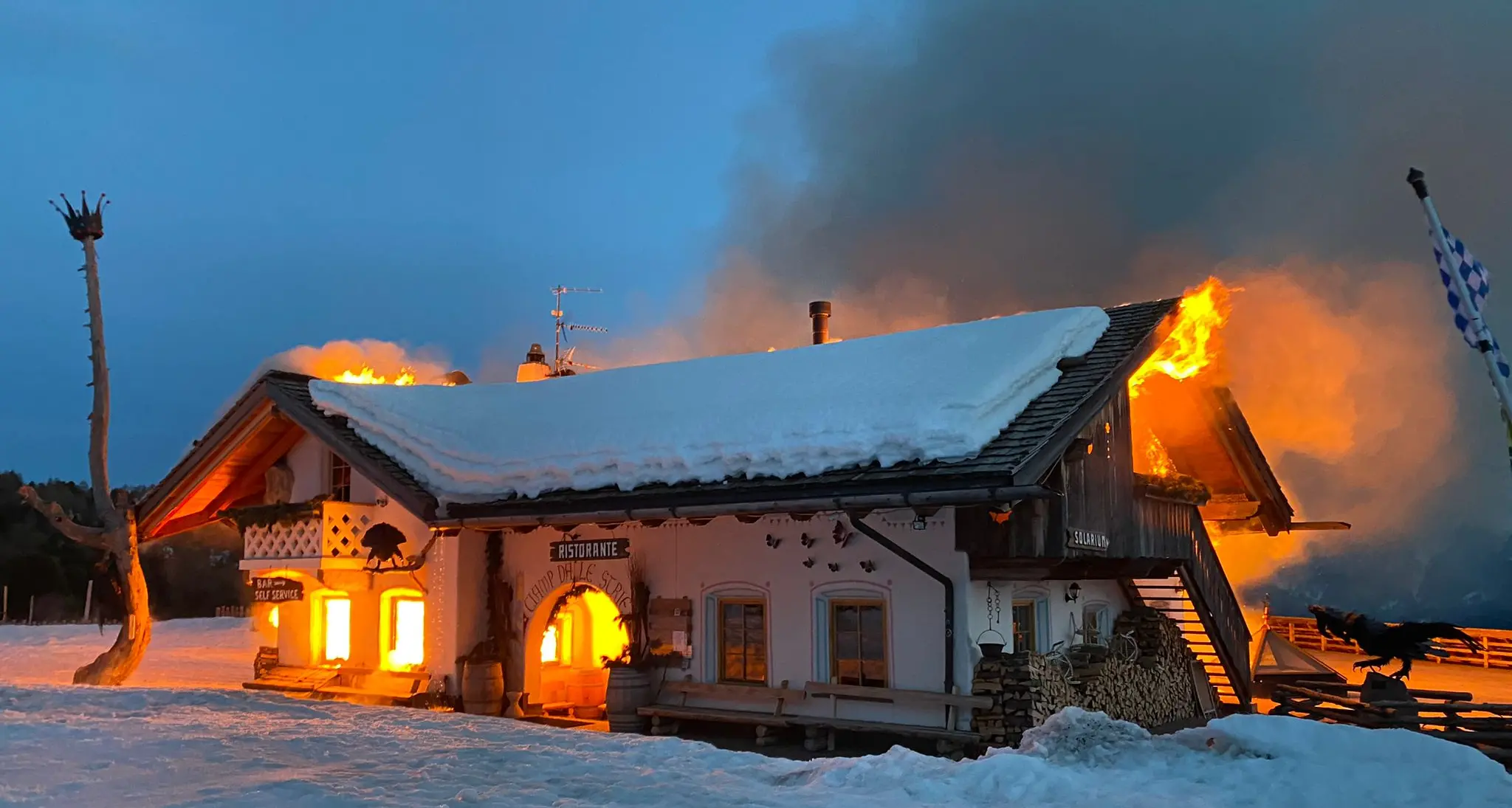 “Ciamp de le Strie” in fiamme: l’allarme poco dopo le 19.30