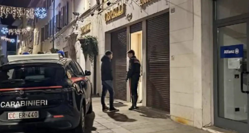 Tentato colpo in gioielleria, indagini serrate: non si trascura nessuna pista