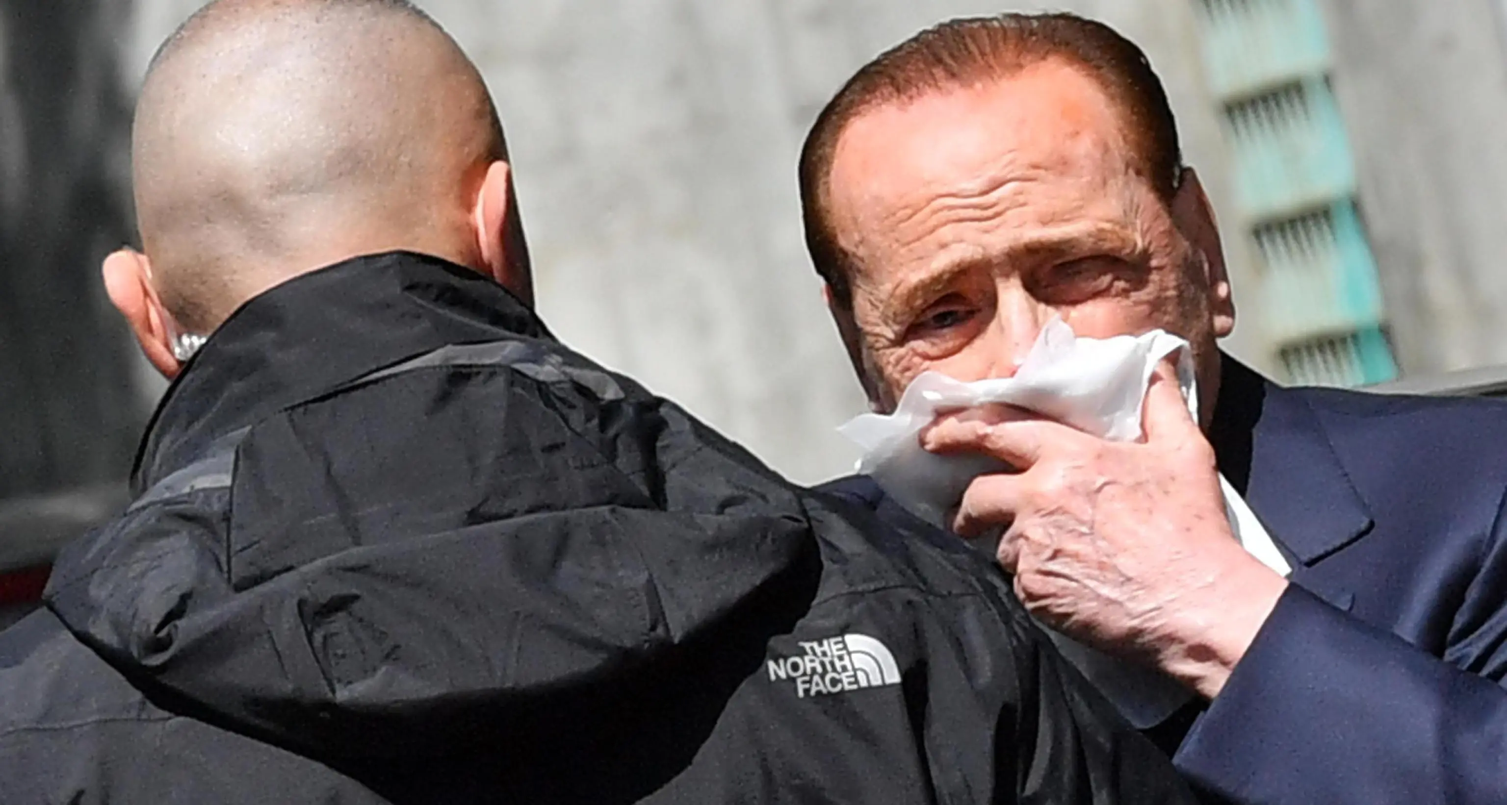 Berlusconi sta male, dopo il covid è grave, ed è «soggetto defedato»