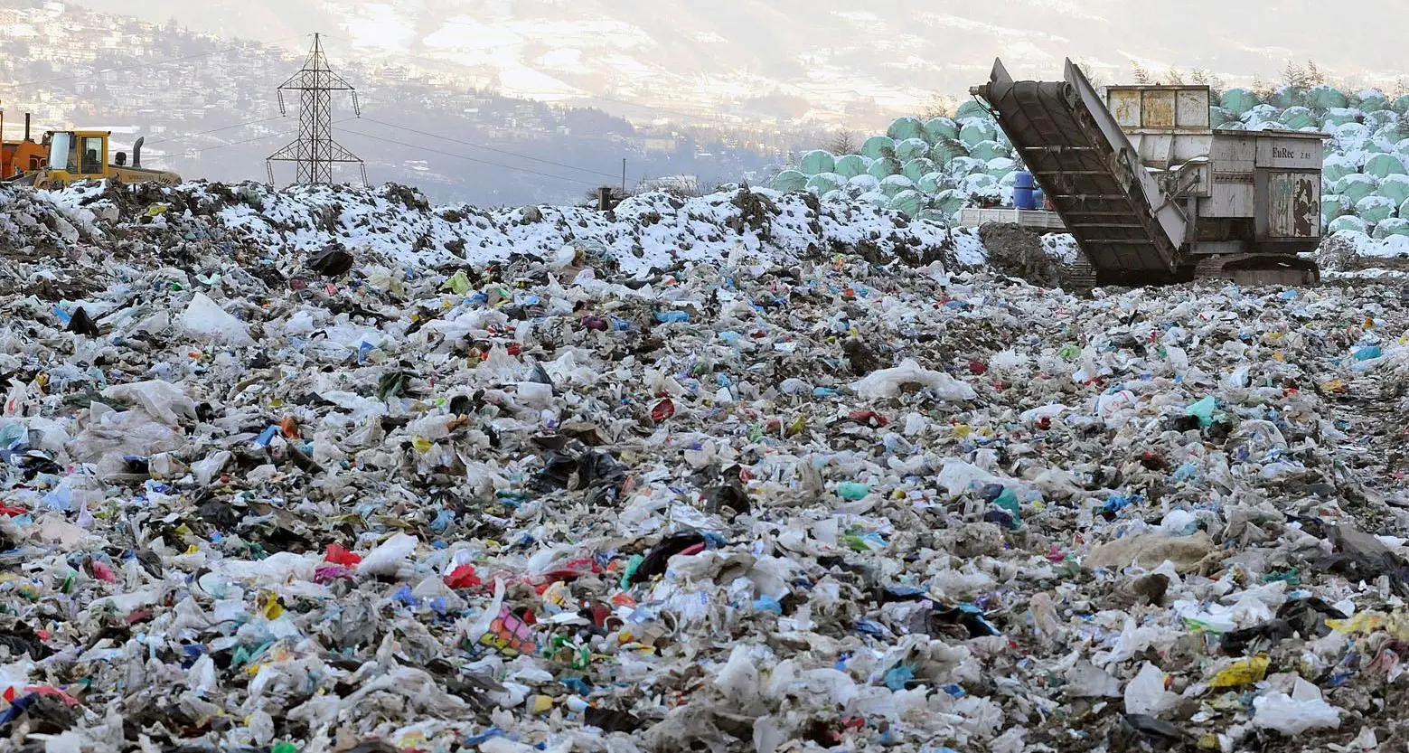 Nessun vuole accettare i rifiuti trentini: situazione drammatica, discariche esaurite, «avanti così dovremo sospendere il servizio»