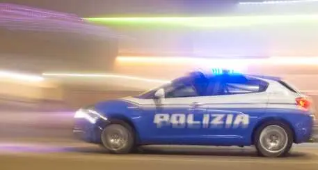 Giovane portato via da alcuni uomini fuori da un locale di Roma, ricerche in corso