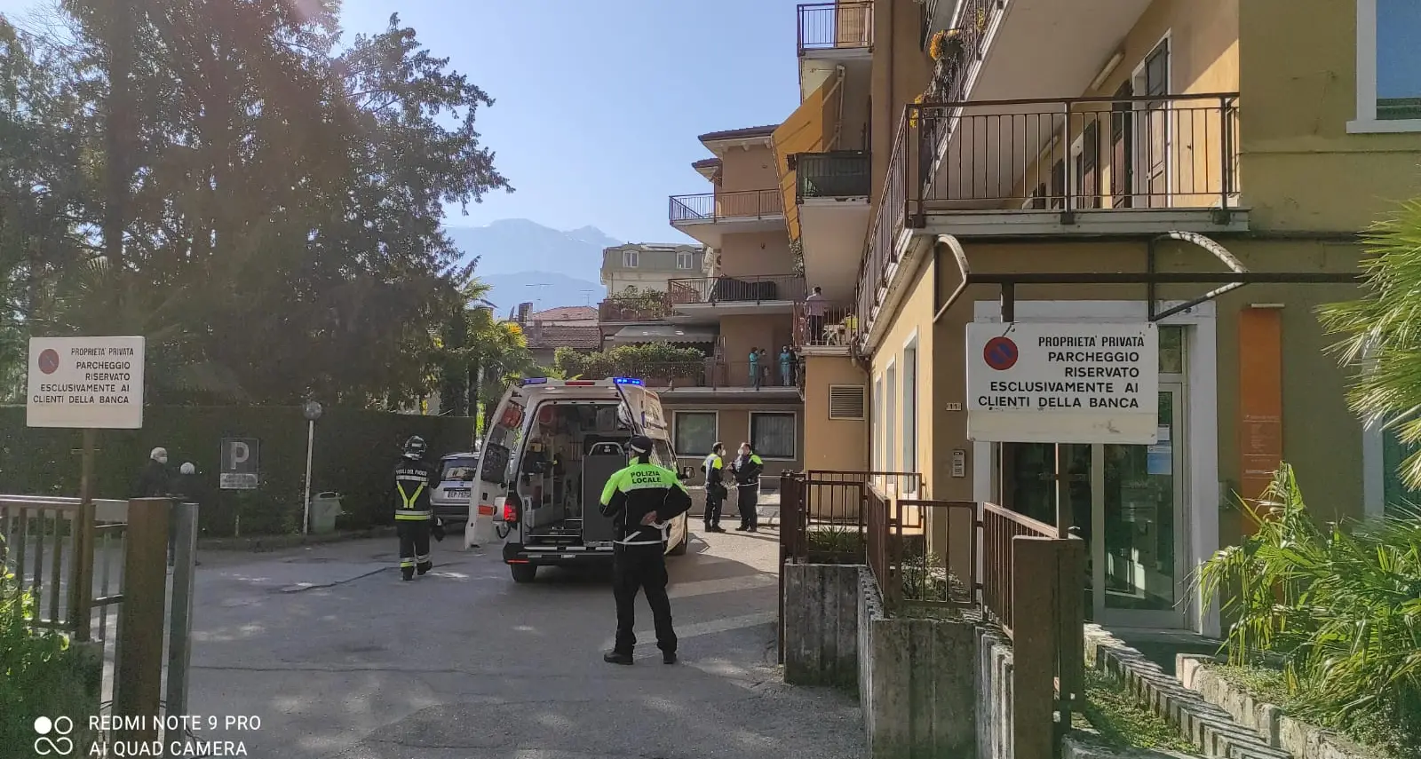 Si barrica in casa, forze dell’ordine e vigili del fuoco in azione nel centro di Arco