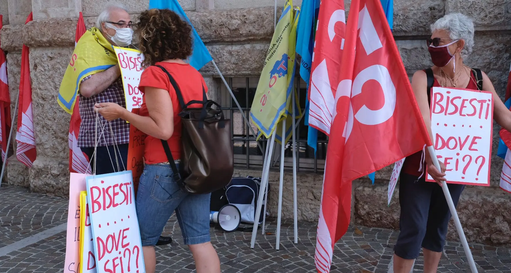 Scuole per l’infanzia fino a fine luglio, insegnanti e operatori di appoggio in piazza per dire no alle scelte della giunta