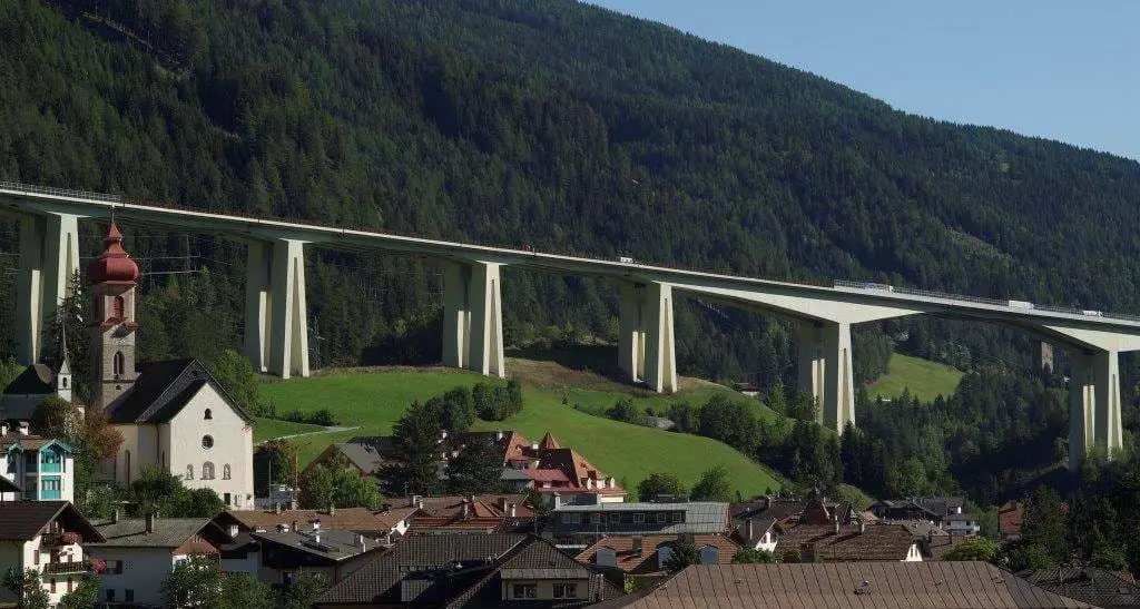 L'allarme del Team K: lavori al ponte di Innsbruck, A22 a una sola corsia per anni, rischio collasso
