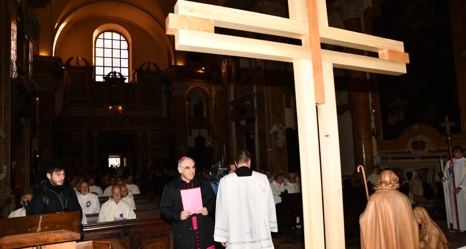 In Vaticano il dono della Croce giubilare dei giovani falegnami di Tesero