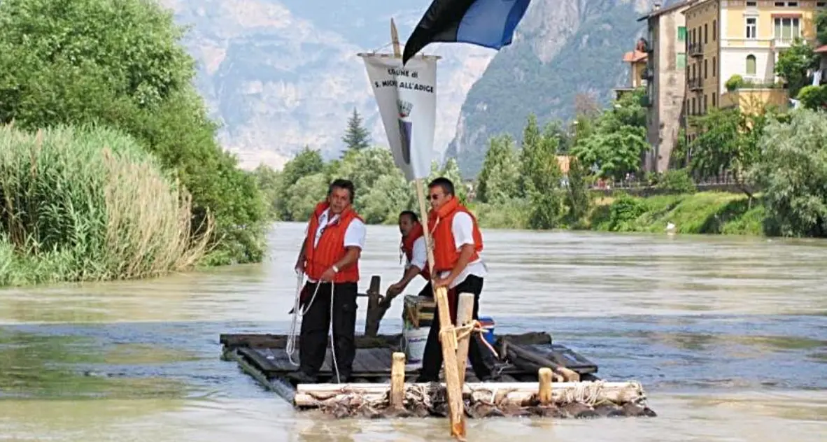 San Michele all'Adige, zattere e festa sul fiume, e Kezich sarà a bordo per suonare il violino
