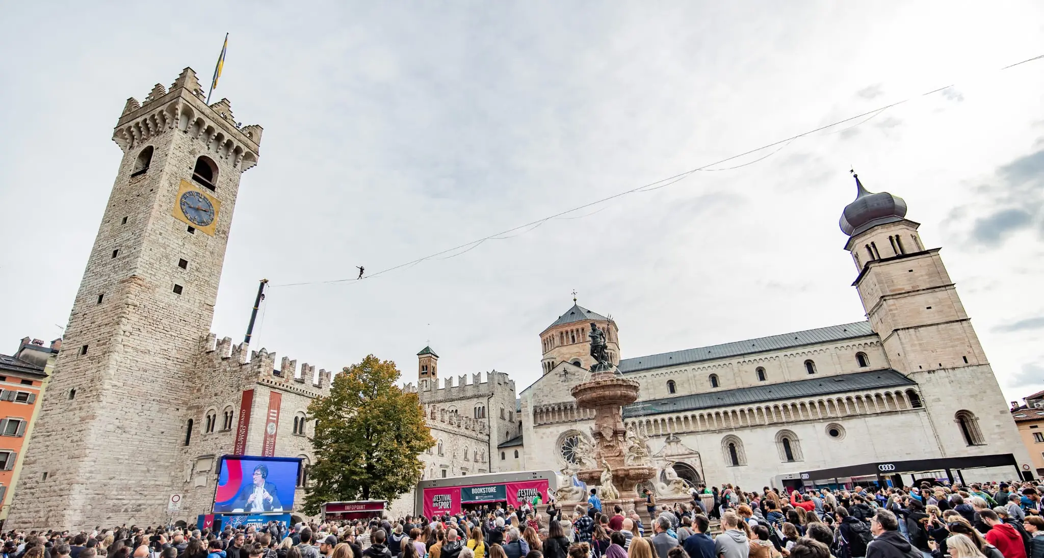 Festival dello sport: il “funambolo” Jaan Roose a 30 metri di altezza sopra piazza Duomo