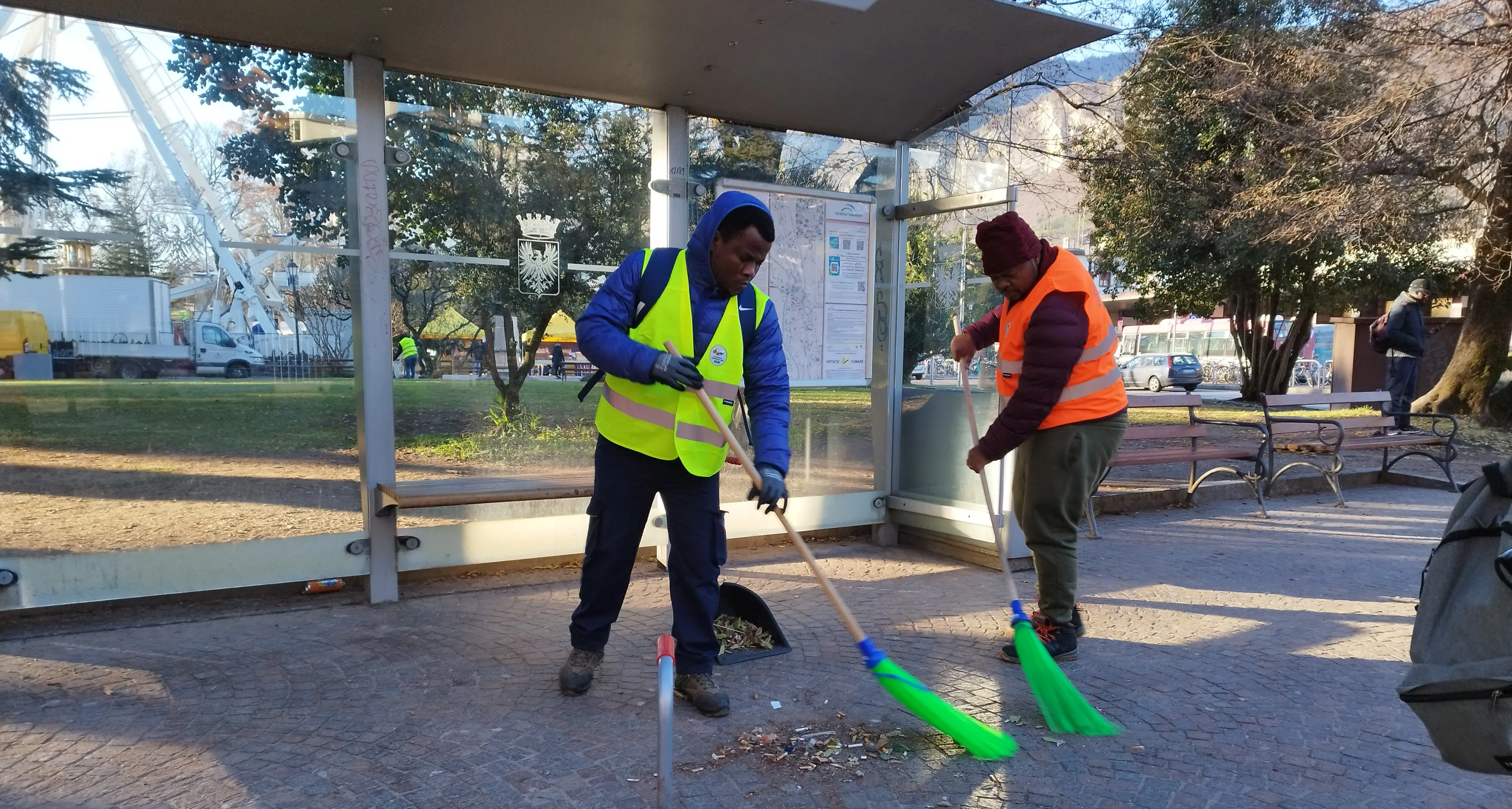Volontari dell'associazione Camerunensi ripuliscono piazza Dante a Trento