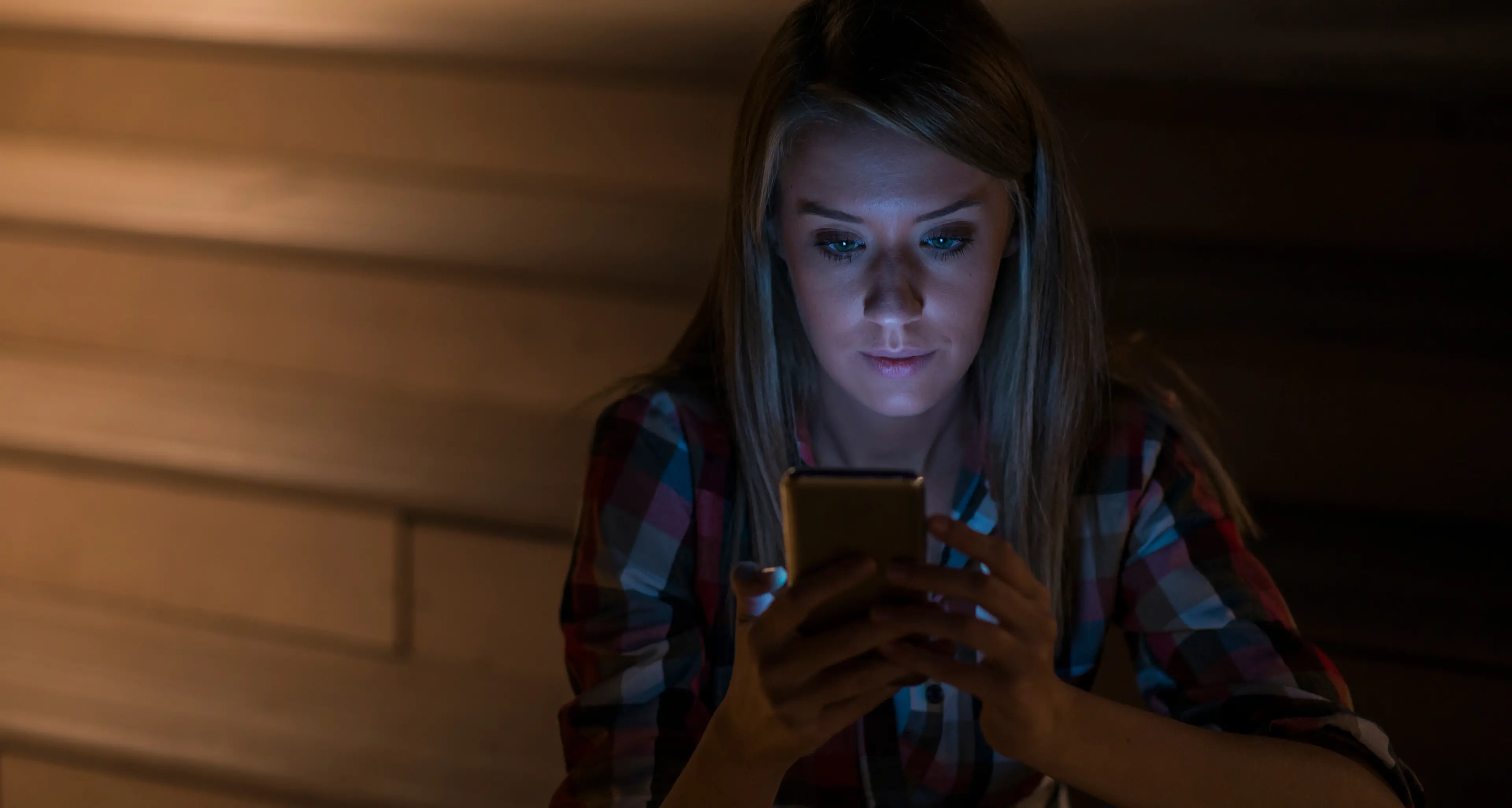 La ragazza lo lascia. Lui, geloso per il gioco di gruppo online, ne divulga le foto sexy