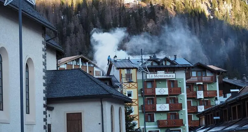 Incendio all’Hotel La Montanara di San Martino di Castrozza: danni al tetto e all’ultimo piano