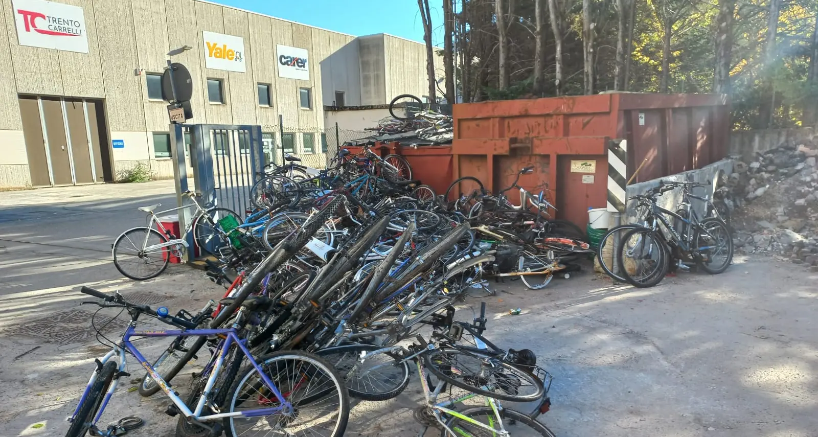 Trento, rimosse più di 40 biciclette abbandonate