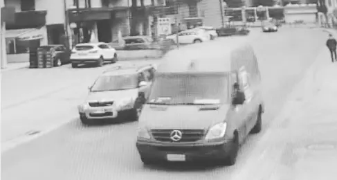 Il furgone sgomma e sorpassa in pieno centro abitato, ma c'era la pattuglia della Polizia Locale: IL VIDEO