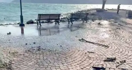 Garda troppo alto, il vento lo fa esondare. La Comunità ai sindaci: «Preparate sacchi di sabbia»