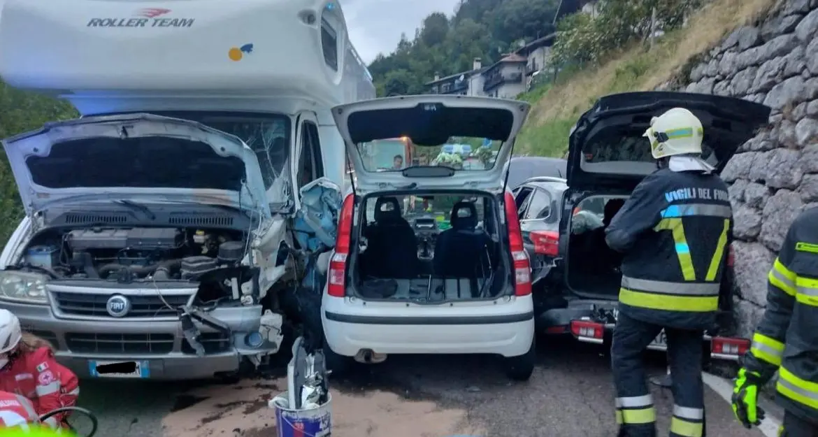 Incidente in Val di Ledro, sette le persone coinvolte. Pesanti disagi alla circolazione