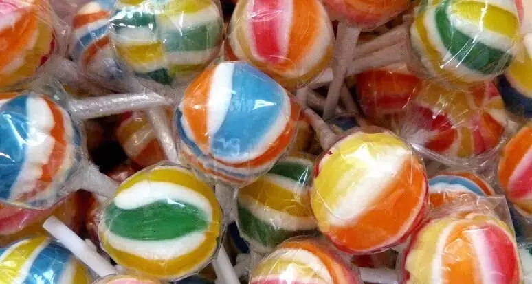Un bambino ordina 70mila lecca lecca su Amazon e prosciuga il conto della madre