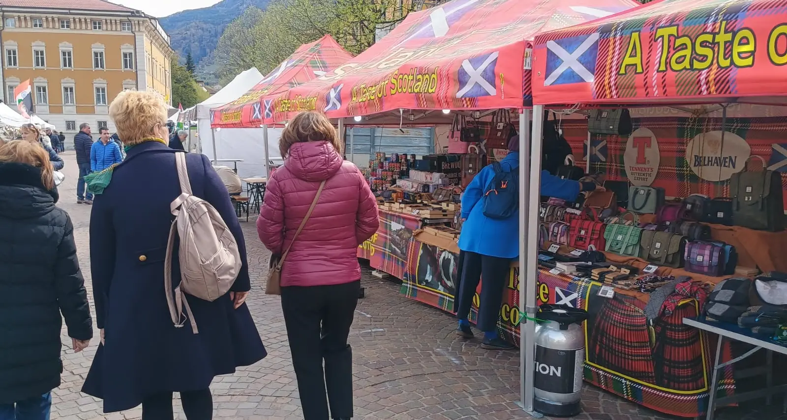 Fino a mezzanotte in piazza Fiera i banchi e le specialità del Mercato Europeo